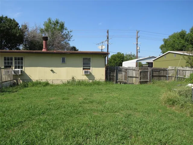 a view of a house with backyard and a garden
