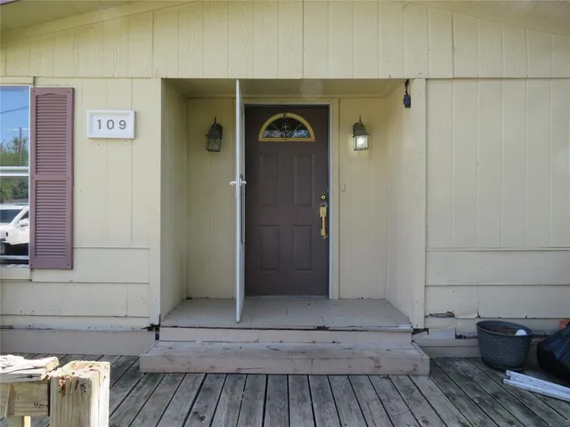 a view of a yard with a tree