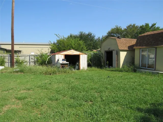 a view of a house with backyard porch and garden