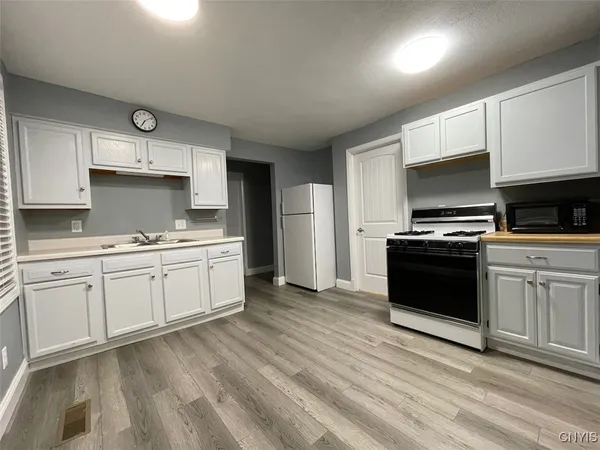 $1,100 | 139 West Van Buren Street, Oswego, NY 13126