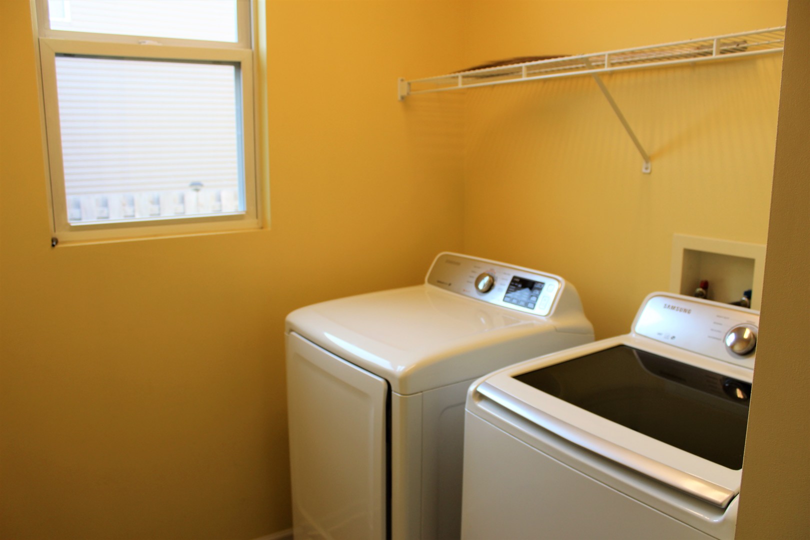 1546 Clear Drive Bolingbrook, IL 60490 - Photo 9 of 30 a utility room with dryer and washer