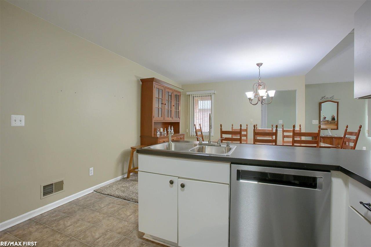 16726 Country Ridge Lane Macomb, MI 48044 - Photo 11 of 26