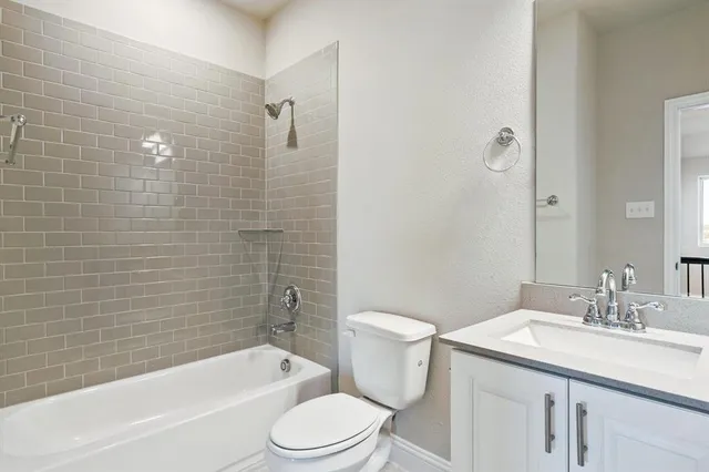 a view of a house with backyard and porch