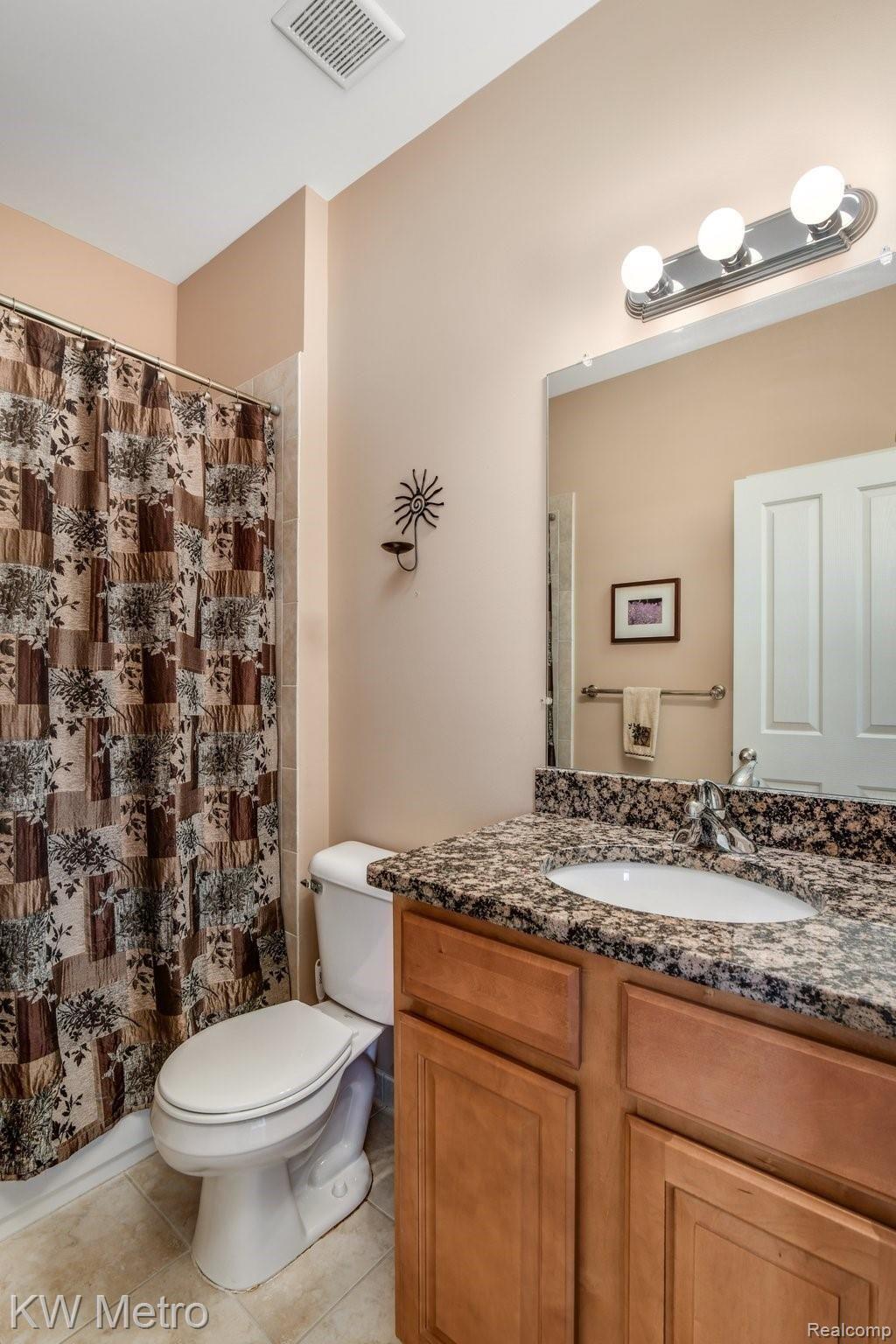 687 Mountain Circle Rochester, MI 48306 - Photo 17 of 40 7-web-or-mls-687 Mountain Circle - Rochester Hills003.jpg