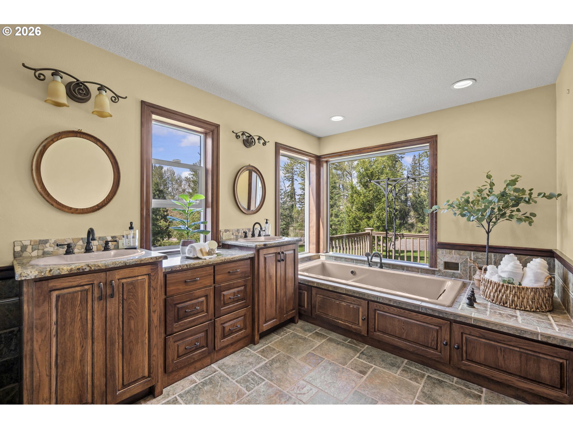8121 South Vale Garden Road Canby, OR 97013 - Photo 28 of 48 a very nice looking room with a large window