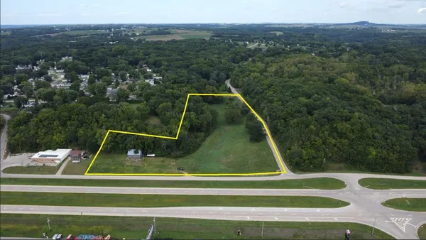 $349,900 | 19400 Us Route 20, East Dubuque, IL 61025