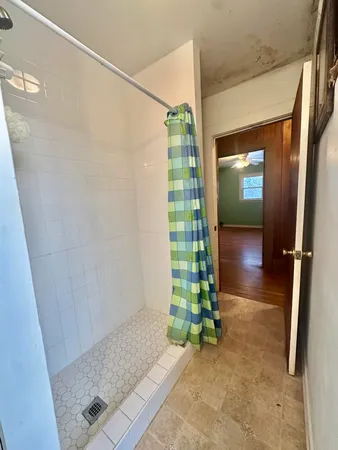 a view of entryway with a bathtub
