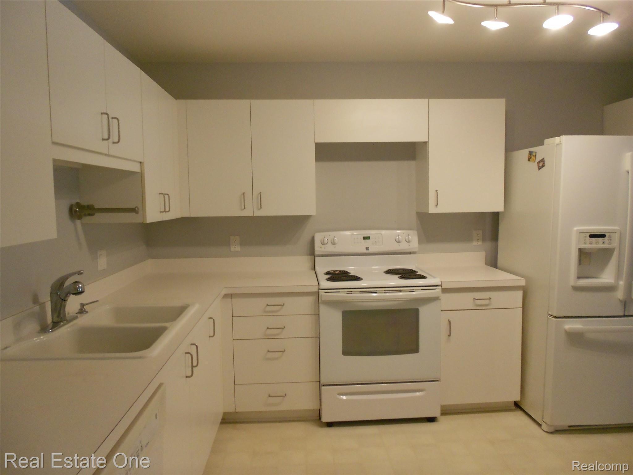 30414 Orchard Lake Road, Unit 10 Farmington, MI 48334 - Photo 5 of 14 DSCN2831.JPG