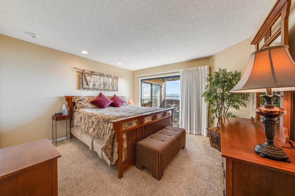 101 Shell Road, Unit 290 Watsonville, CA 95076 - Photo 15 of 26 a bedroom with a bed and a potted plant