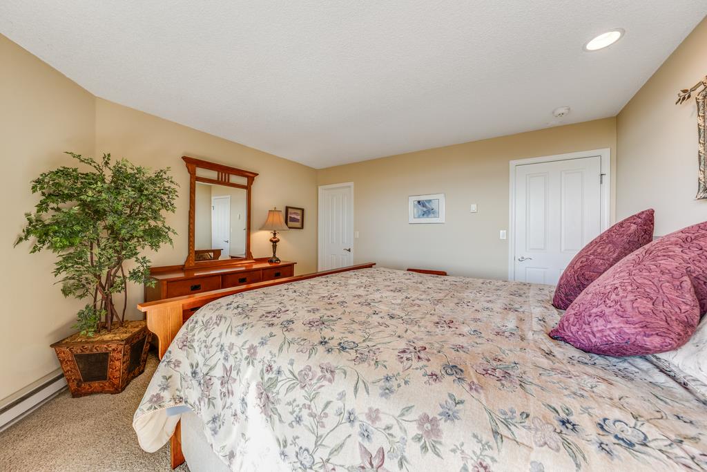 101 Shell Road, Unit 290 Watsonville, CA 95076 - Photo 18 of 26 a bedroom with a bed and a potted plant