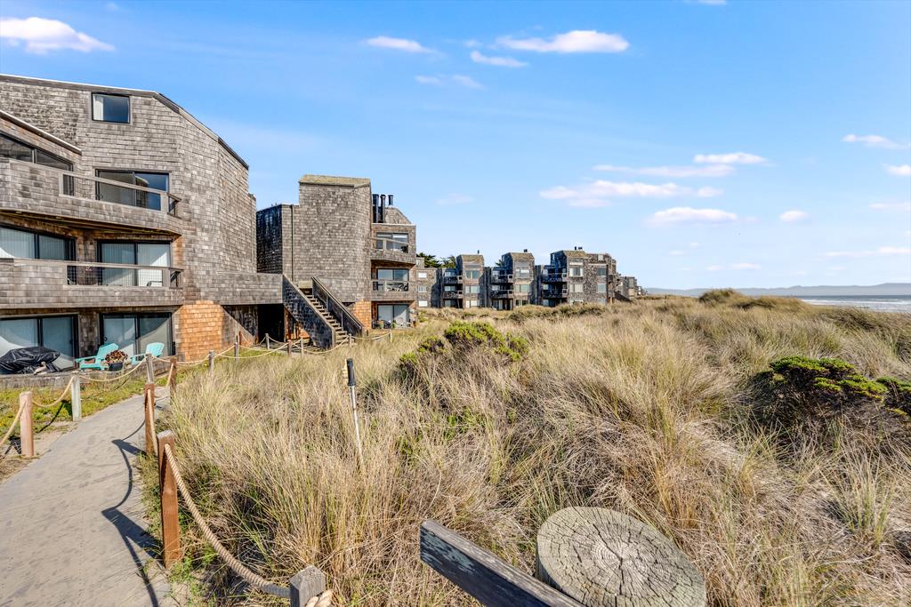 101 Shell Road, Unit 290 Watsonville, CA 95076 - Photo 20 of 26 a view of a swimming pool with an outdoor seating