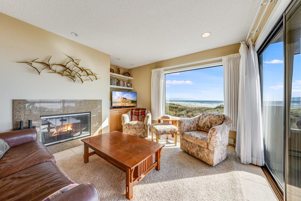 101 Shell Road, Unit 290 Watsonville, CA 95076 - Photo 3 of 26 a living room with furniture and a fireplace