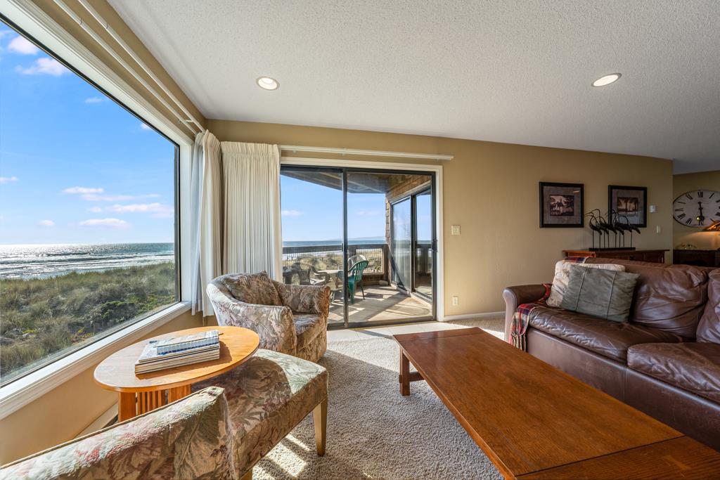101 Shell Road, Unit 290 Watsonville, CA 95076 - Photo 5 of 26 a living room with furniture and floor to ceiling window