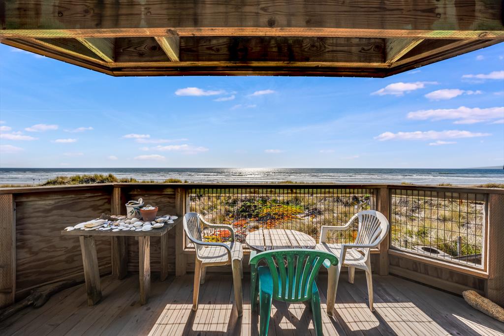 101 Shell Road, Unit 290 Watsonville, CA 95076 - Photo 7 of 26 a view of a chairs and table on the terrace