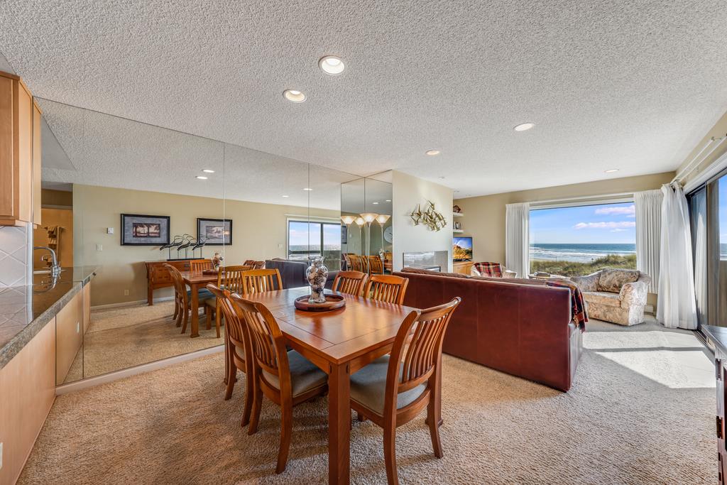 101 Shell Road, Unit 290 Watsonville, CA 95076 - Photo 9 of 26 a dining room with a wooden table and chairs