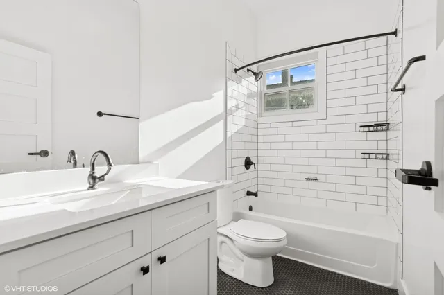 $2,355 | 1914 North Milwaukee Avenue, Unit 302L, Chicago, IL 60647