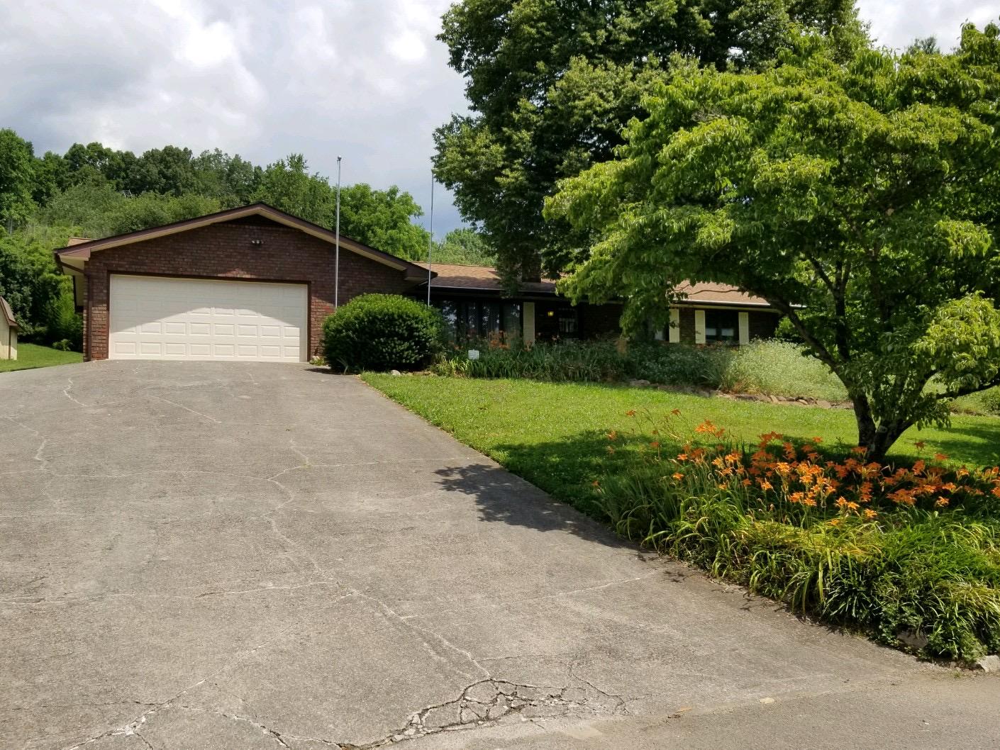 210 Lakeview Lane Oak Ridge, TN 37830 - Photo 1 of 6 IMG_3363
