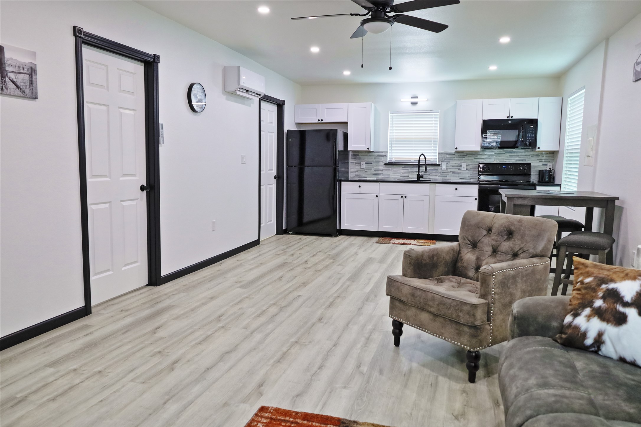 4402 Zelsky Road Freeport, TX 77541 - Photo 34 of 37 a living room with furniture and kitchen view