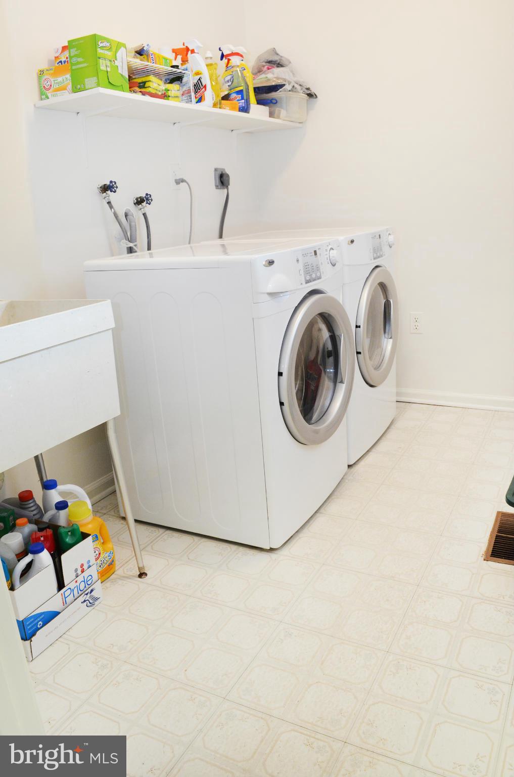 9200 Rockefeller Lane Springfield, VA 22153 - Photo 14 of 30 a utility room with dryer and washer