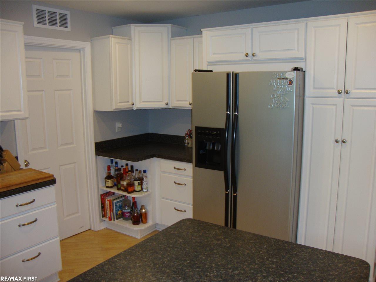 2736 Dearborn Avenue Rochester, MI 48309 - Photo 9 of 23 31295088-8.JPG