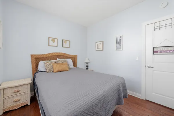a view of a livingroom with a workspace