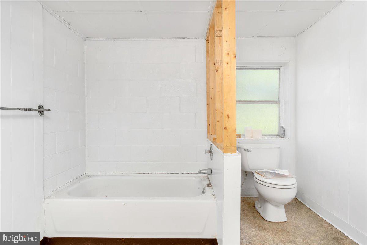 13806 Wolfsville Road Smithsburg, MD 21783 - Photo 22 of 35 a bathroom with a toilet and a bathtub