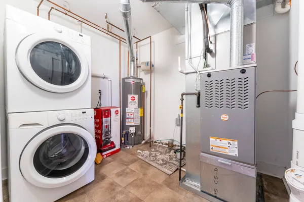 a view of entryway with washer and dryer