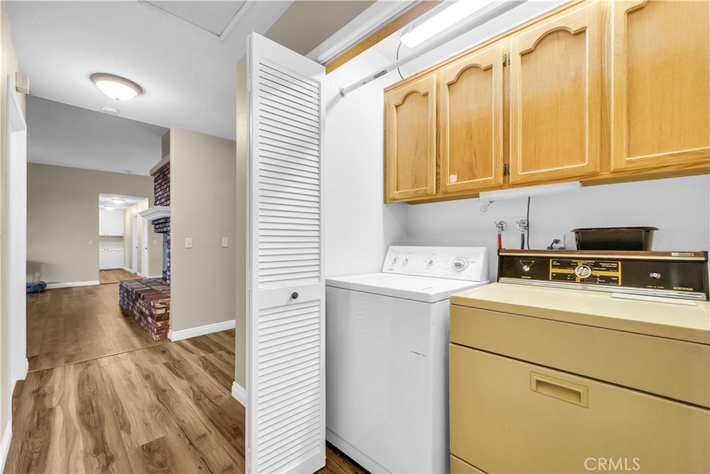 13931 Falling Leaf Road Apple Valley, CA 92307 - Photo 23 of 50 Laundry area