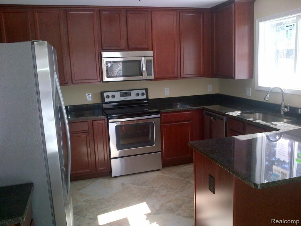 3084 Gerald Avenue Rochester, MI 48307 - Photo 18 of 47 Spacious Kitchen!
