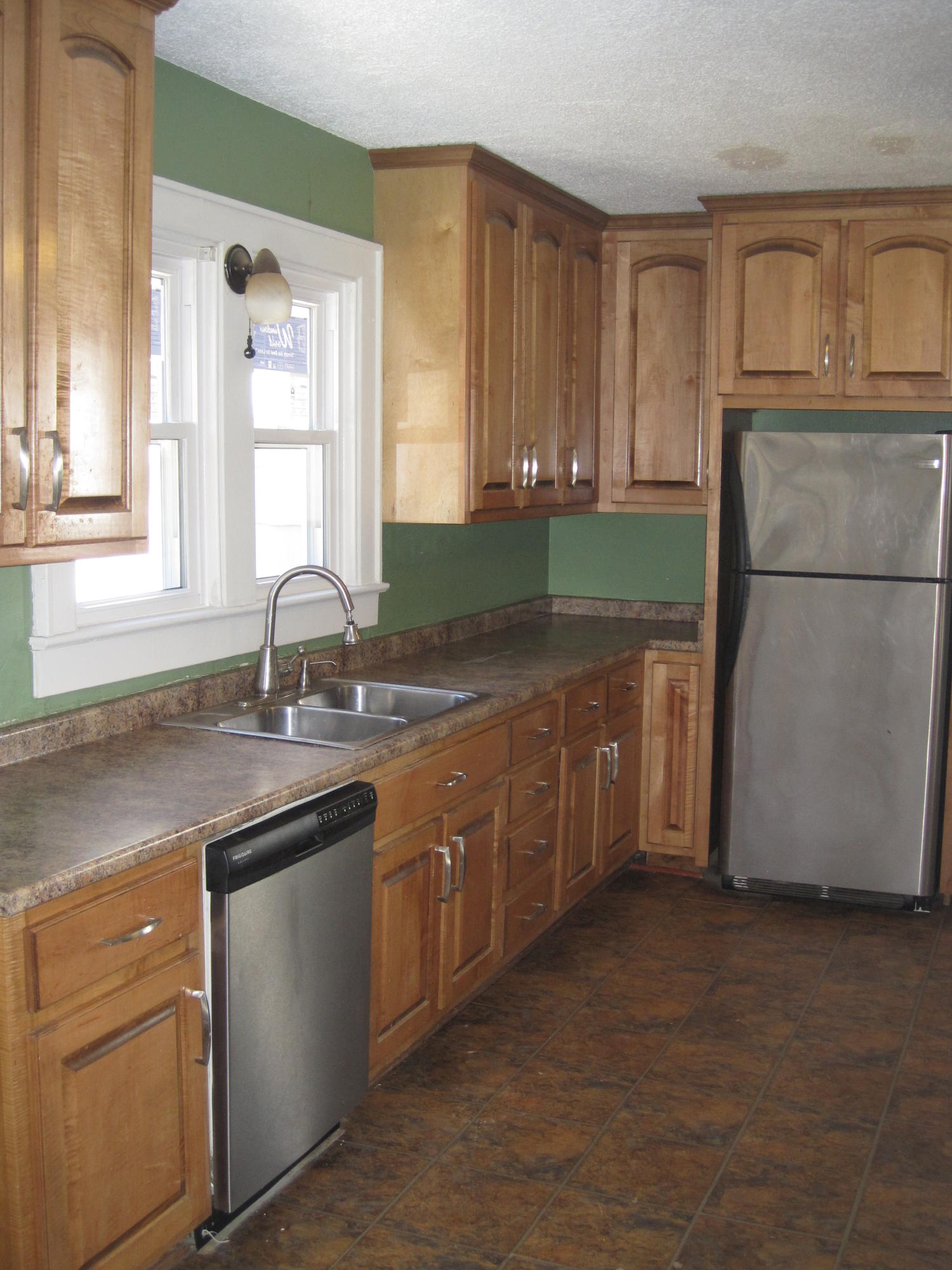 125 South Moore Road Chattanooga, TN 37411 - Photo 7 of 17 Kitchen with Stainless appliances