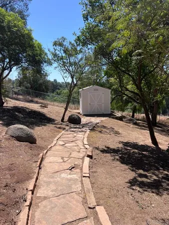 a view of a backyard