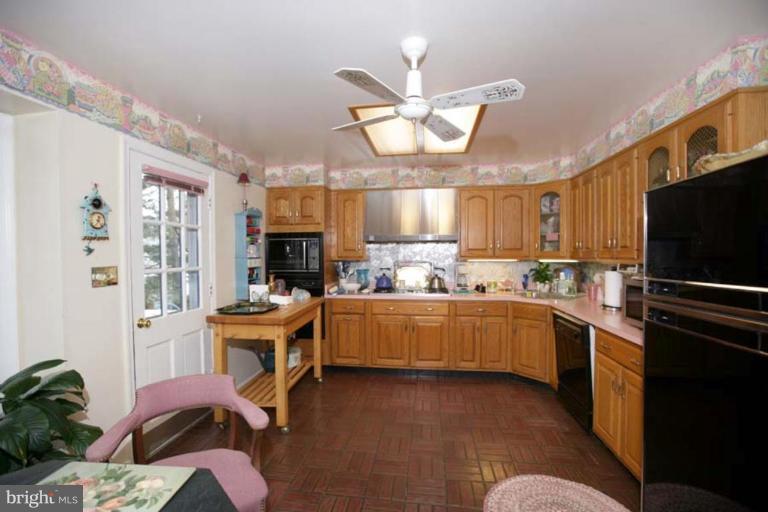 11325 Rolling House Road Rockville, MD 20852 - Photo 17 of 20 Kitchen