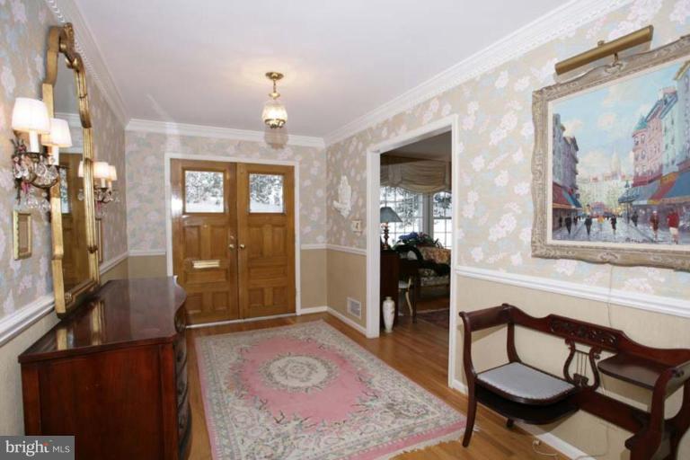 11325 Rolling House Road Rockville, MD 20852 - Photo 6 of 20 Entrance / Foyer