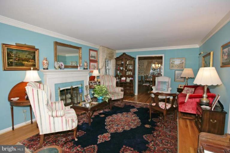 11325 Rolling House Road Rockville, MD 20852 - Photo 8 of 20 Living Room