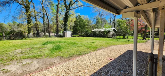 a view of a back yard