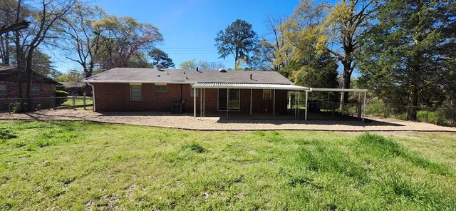 a view of house with yard and tree in it