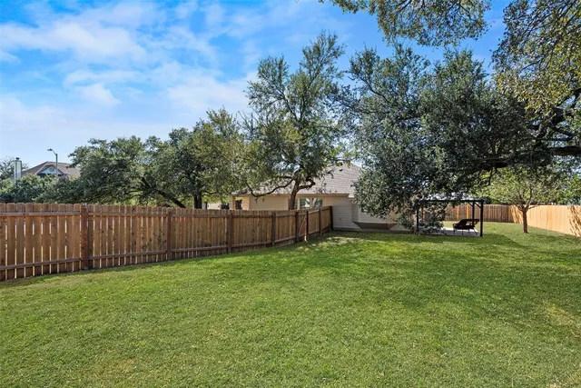 a view of a house with backyard