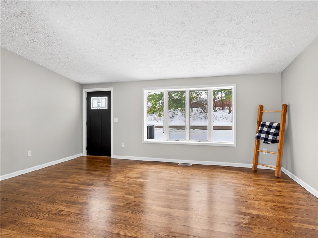 3571 Cole Road Palmyra, NY 14505 - Photo 21 of 50 Living Room ~ Vaulted Ceilings