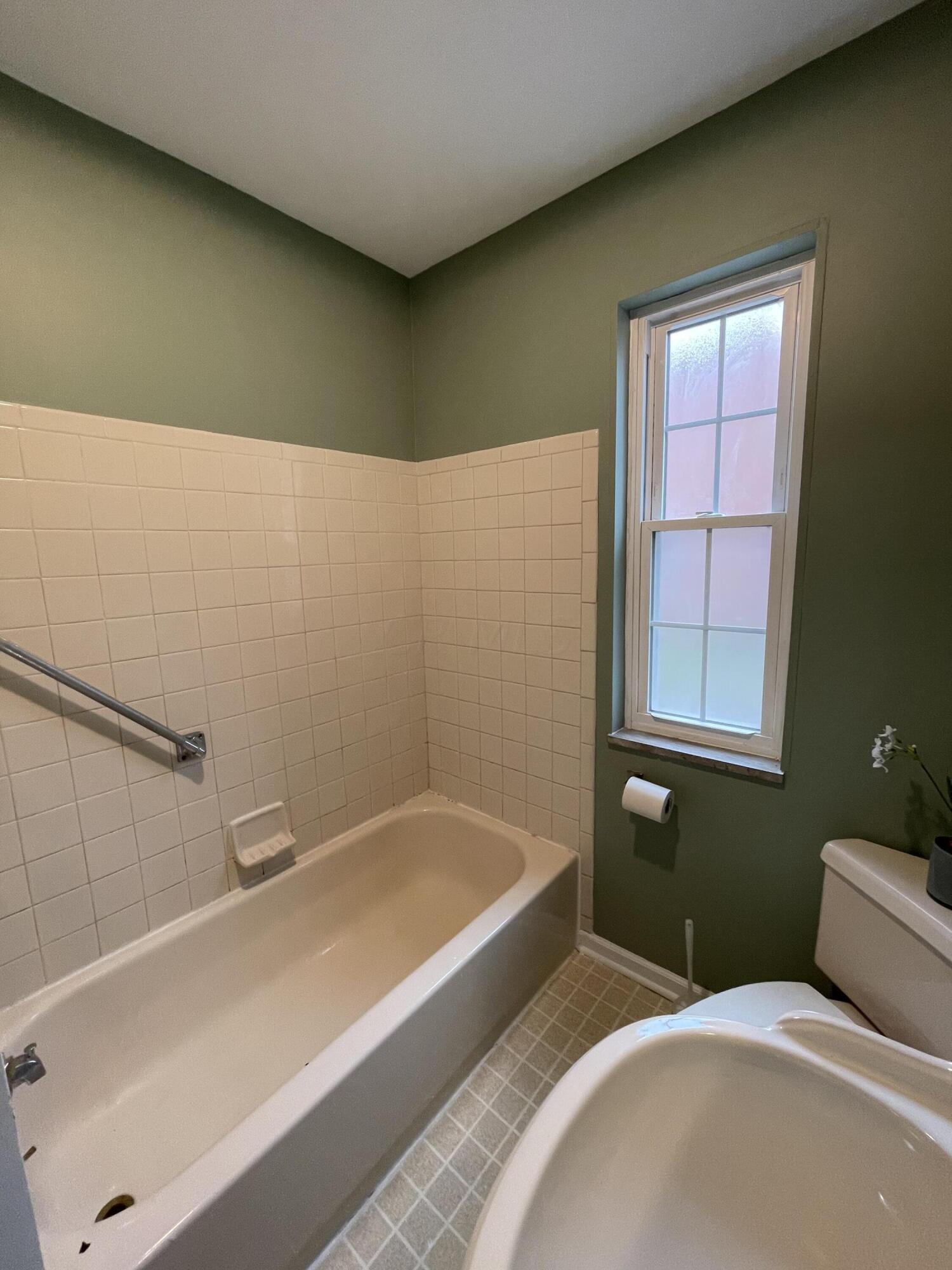 2126 Harwitch Road, Unit D Columbus, OH 43221 - Photo 16 of 26 IMG_5696