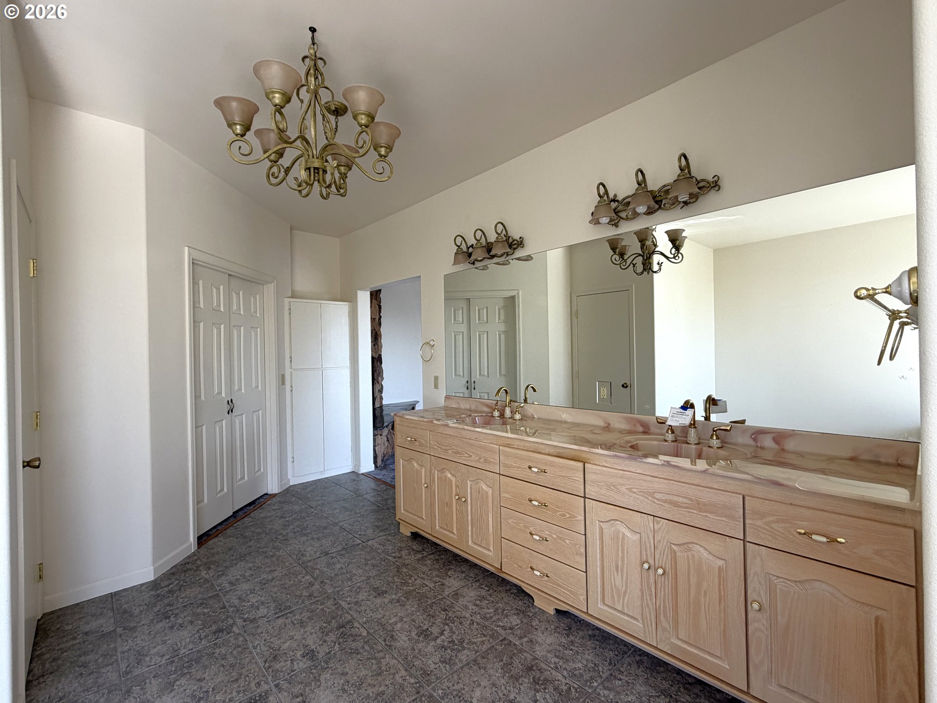 47500 Pacific View Road Langlois, OR 97450 - Photo 23 of 43 Owner's Suite Bathroom