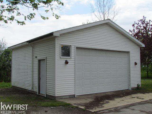 8038 Corunna Road Flint, MI 48532 - Photo 17 of 21 21146908-16.JPG