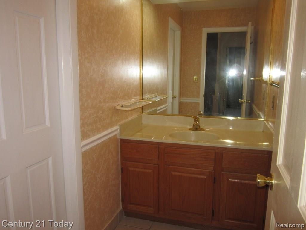 1965 Roxbury Run Wixom, MI 48393 - Photo 39 of 66 separate vanity.jpg