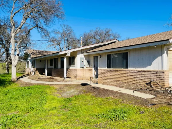 a view of a house with backyard and porch