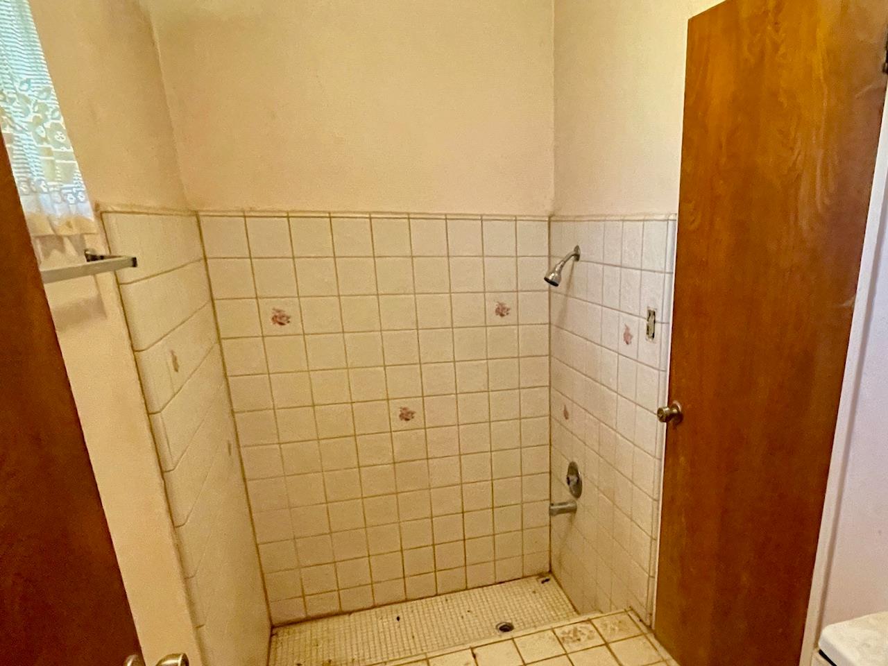 10740 Ferguson Road Clovis, CA 93619 - Photo 8 of 10 a bathroom with a shower