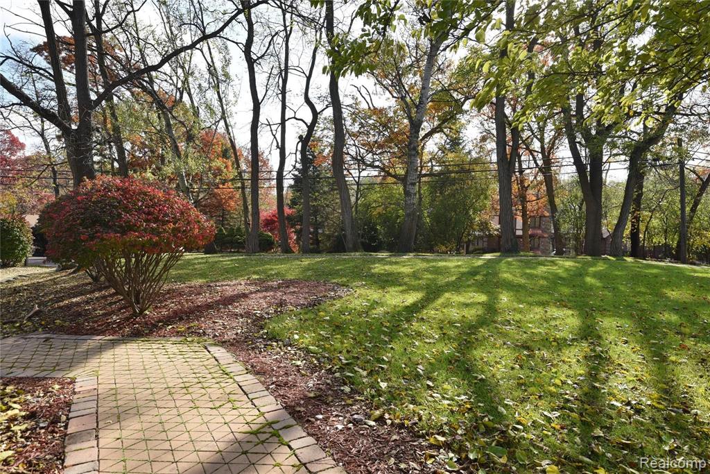 146 West Hickory Grove Road Bloomfield Hills, MI 48304 - Photo 3 of 27