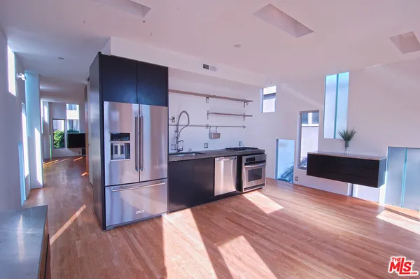 $7,900 | 116 Pacific Avenue, Venice, CA 90291