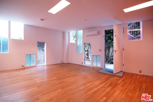 $7,900 | 116 Pacific Avenue, Venice, CA 90291