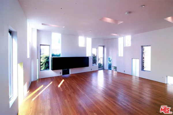 $7,900 | 116 Pacific Avenue, Venice, CA 90291