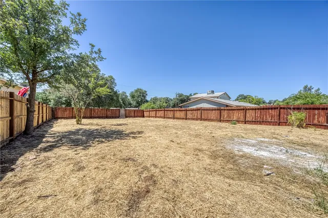 a view of a backyard