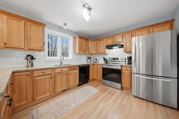 $569,900 | 41 Drew Woods Drive, Derry, NH 03038